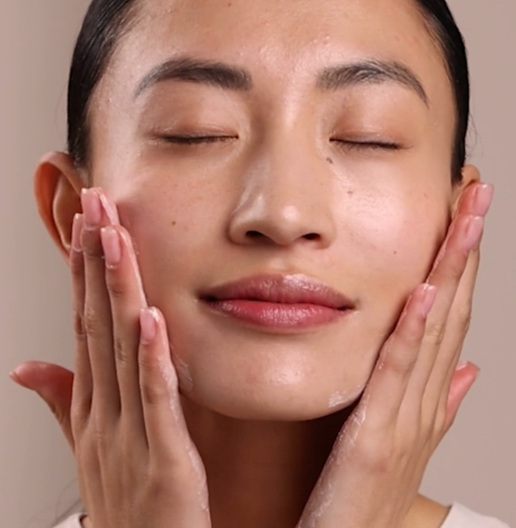 Peptide radiance cream to illuminate and hydrate skin